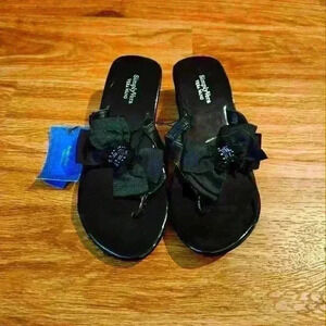 Simply Vera Vera Wang Black sandals with a bow. Slight wedge.  Size small 5-6